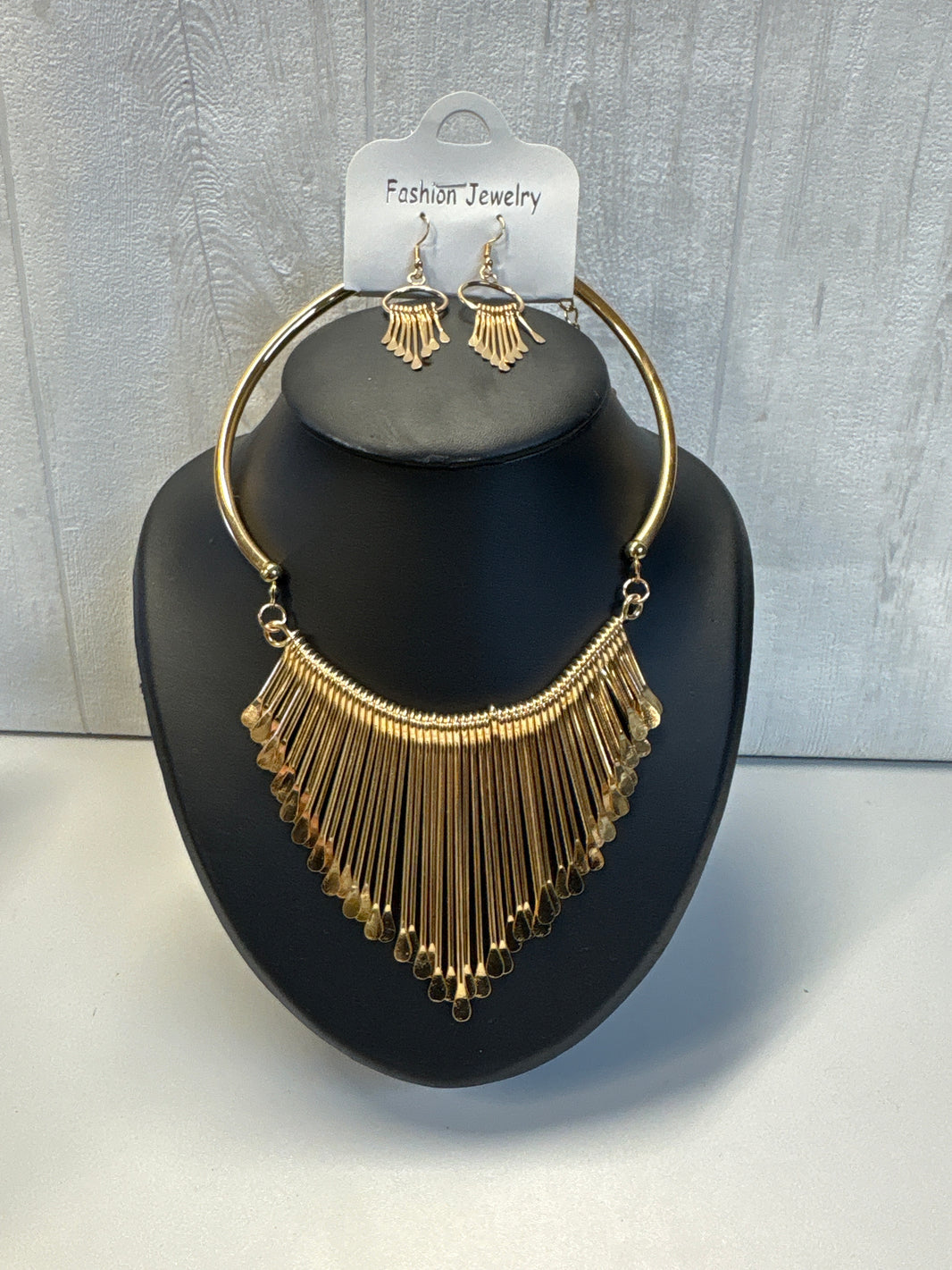 Ensemble collier et boucles d’oreilles doré