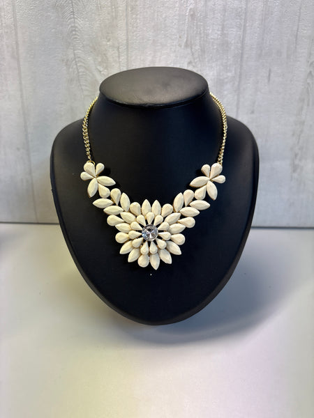 Collier blanc forme fleurs