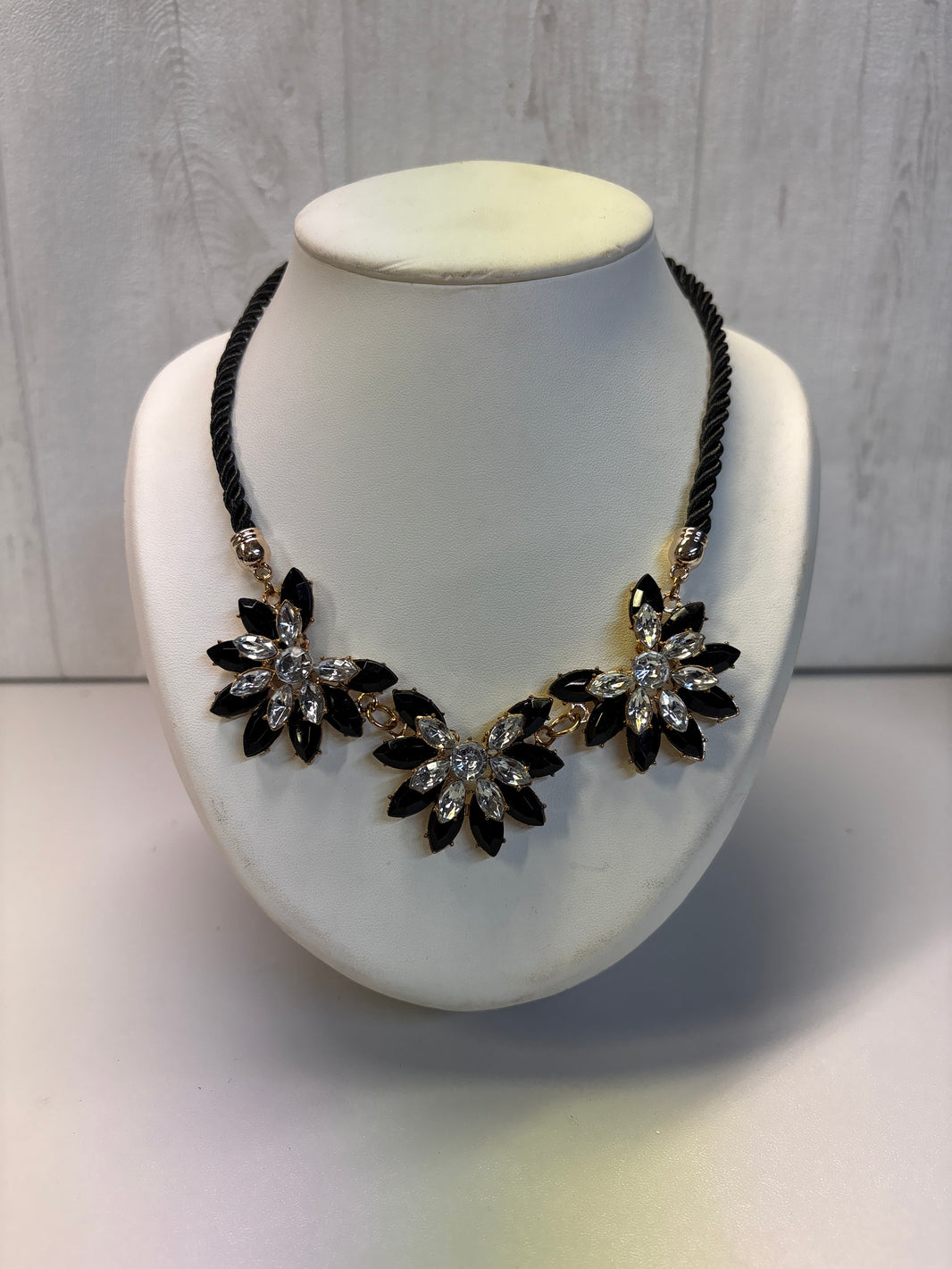 Collier noir et argenté 3 fleurs