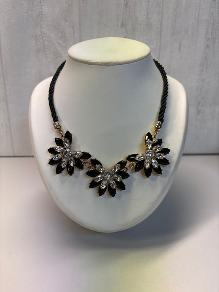 Collier noir et argenté 3 fleurs