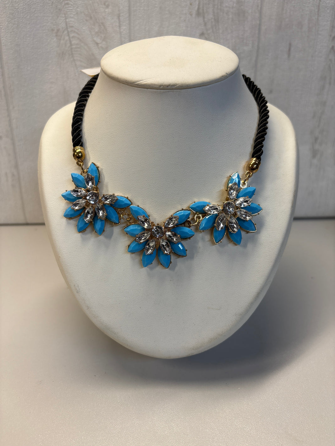 Collier bleu et argenté / 3 fleurs