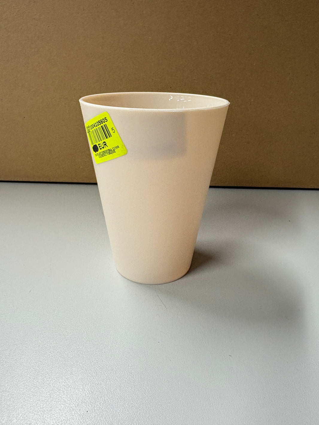 Verre en plastique beige